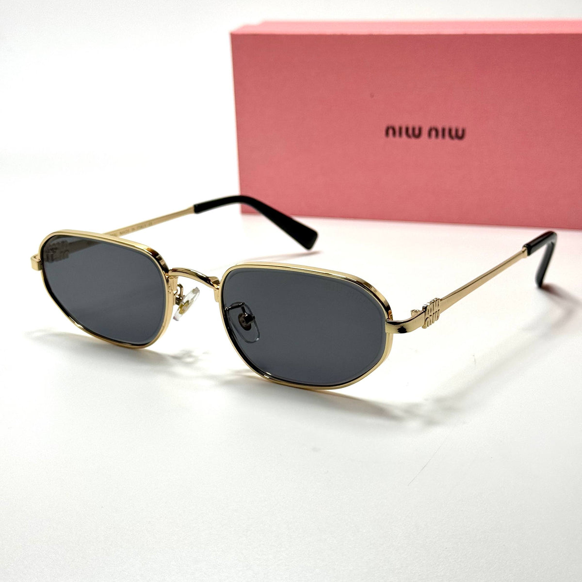 Miu Miu Geometric SMU54Y Gold Grey women's sunglasses Lebanon - polished gold-tone metal frame, dark grey lenses - ChronoVault