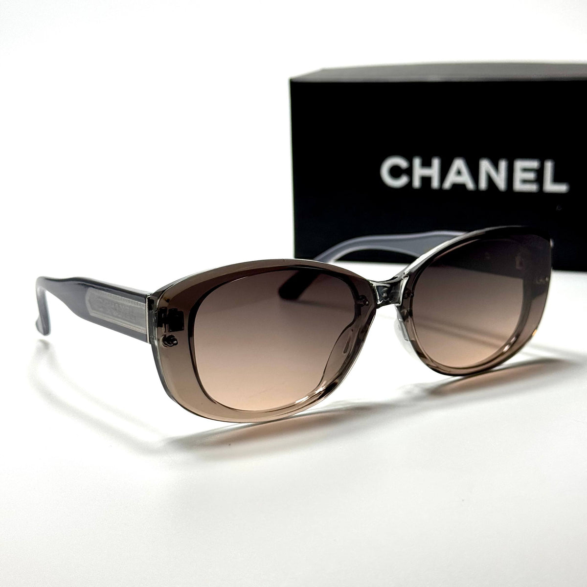 Chanel CH5487 Brown Gradient women's sunglasses Lebanon - transparent brown with wide signature temples frame, brown gradient lenses - ChronoVault - view 5
