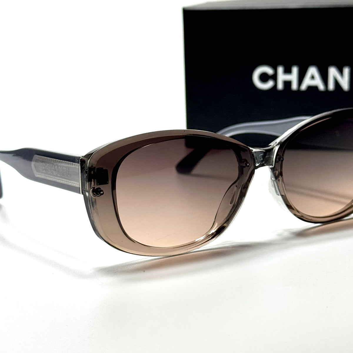 Chanel CH5487 Brown Gradient women's sunglasses Lebanon - transparent brown with wide signature temples frame, brown gradient lenses - ChronoVault - view 2
