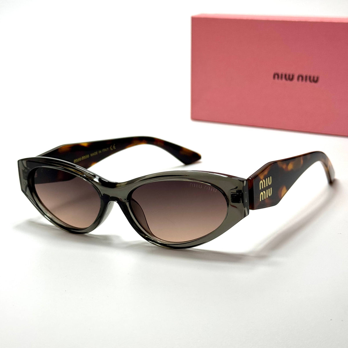 Miu Miu Eye-Cat SMU09Z Tortoise Brown Gradient women's sunglasses Lebanon - dark tortoise with gold miu miu temple detailing frame, brown gradient lenses - ChronoVault
