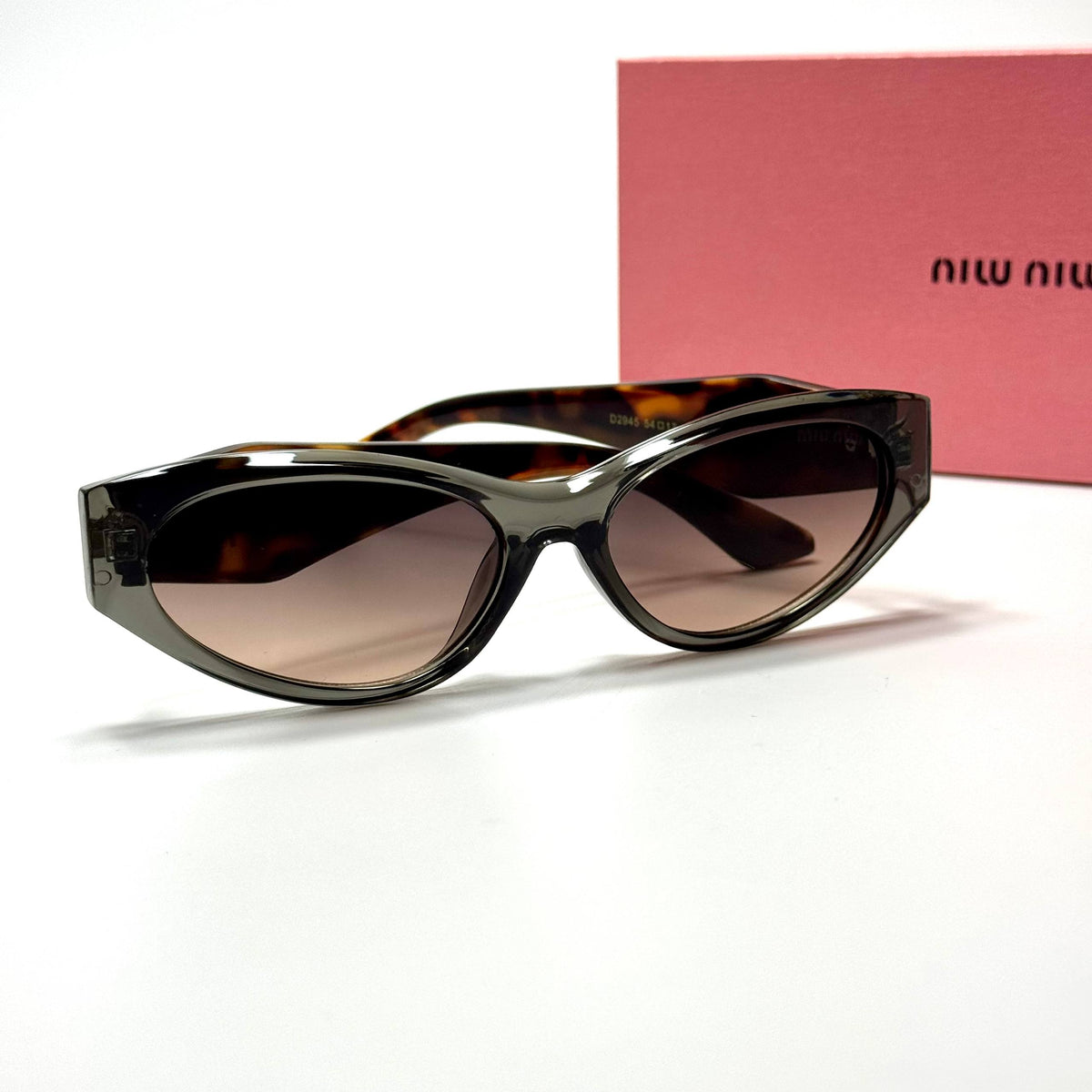 Miu Miu Eye-Cat SMU09Z Tortoise Brown Gradient women's sunglasses Lebanon - dark tortoise with gold miu miu temple detailing frame, brown gradient lenses - ChronoVault - view 3