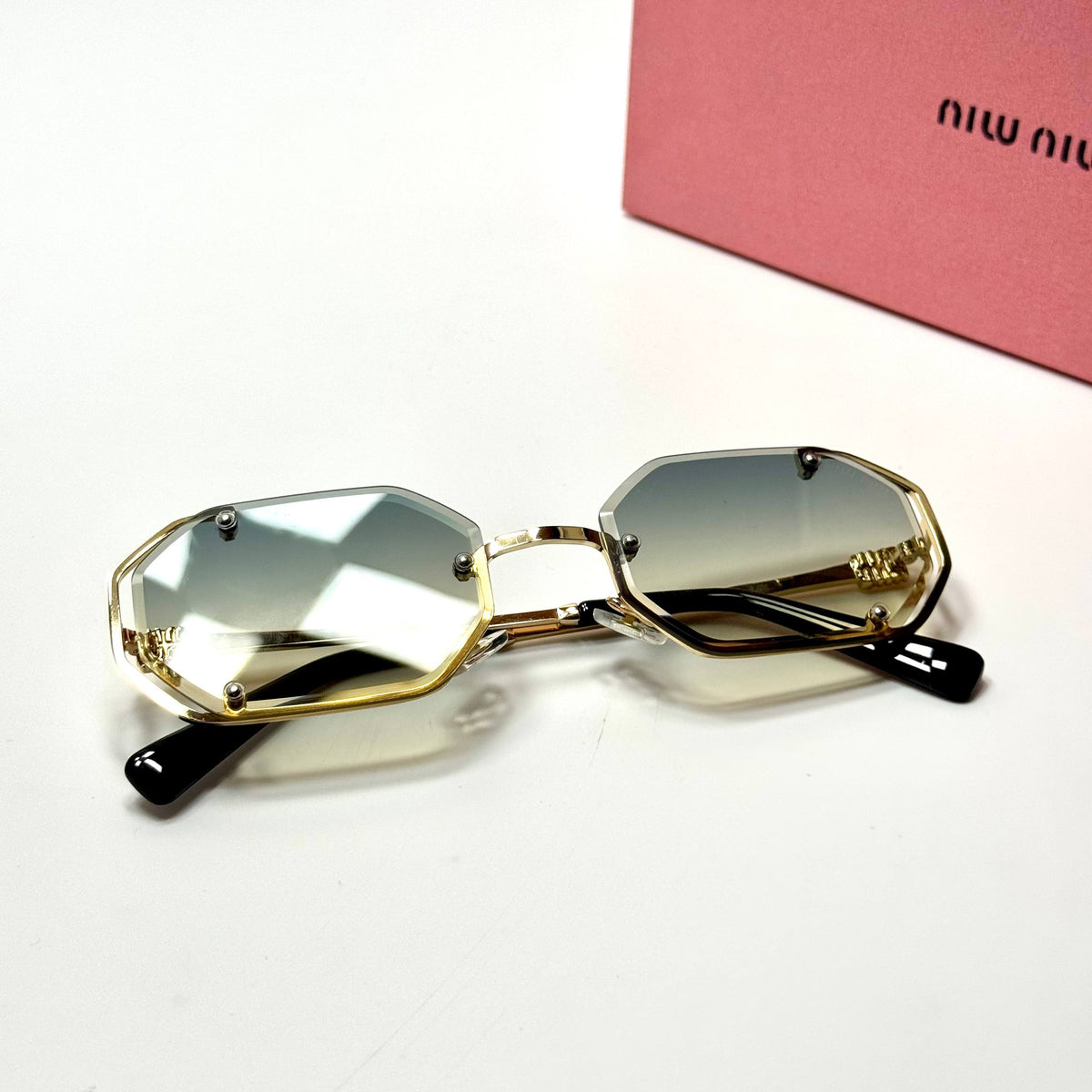 Miu Miu Geometric SMU56Z – Gold Gradient women's sunglasses Lebanon - ChronoVault - view 4