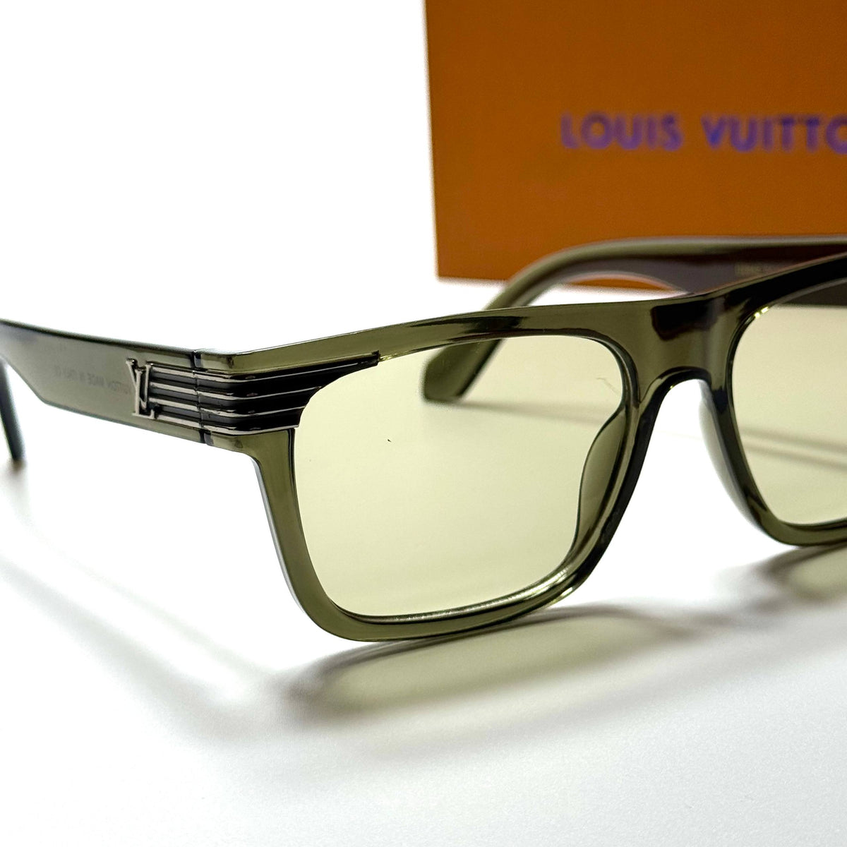 Louis Vuitton LV2457 unisex sunglasses Lebanon - Translucent Olive Green frame, Light Green Tint lenses - ChronoVault - view 2