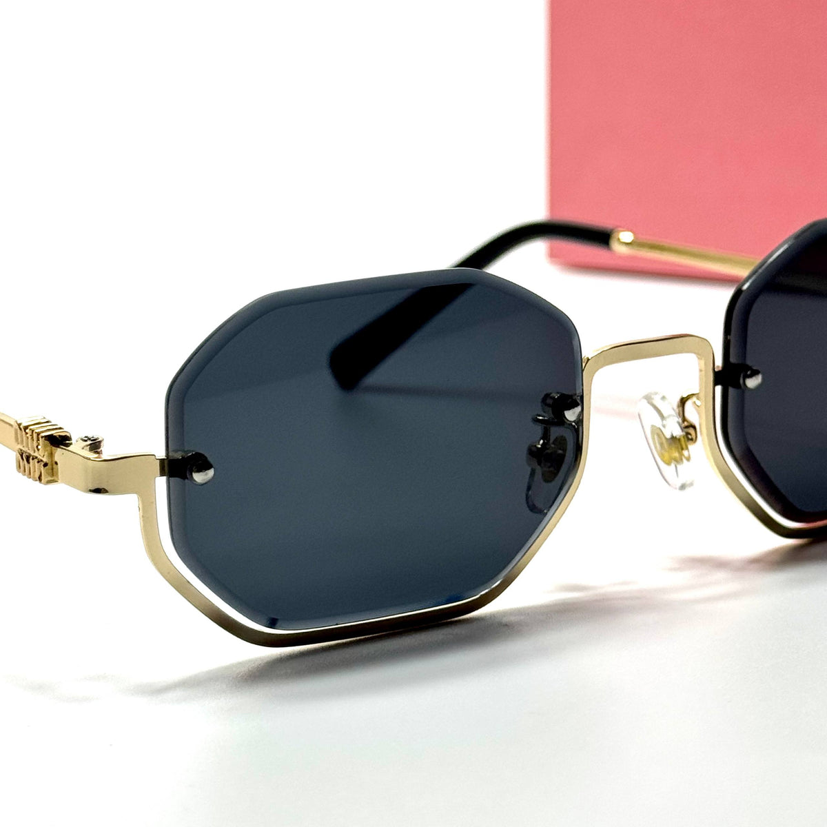 Miu Miu Geometric SMU56Z women's sunglasses Lebanon - Gold frame, Black lenses - ChronoVault - view 2