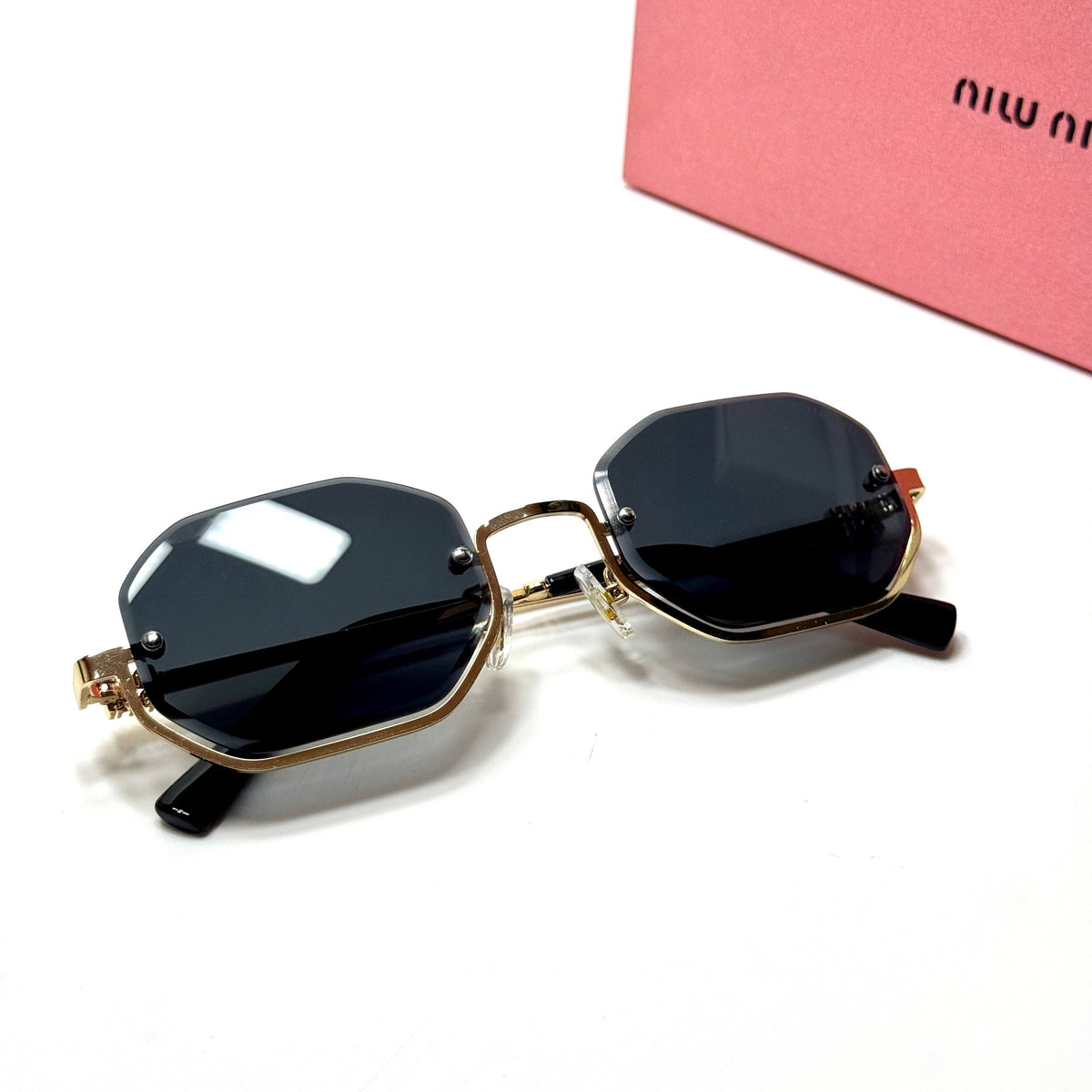 Miu Miu Geometric SMU56Z women's sunglasses Lebanon - Gold frame, Black lenses - ChronoVault - view 4