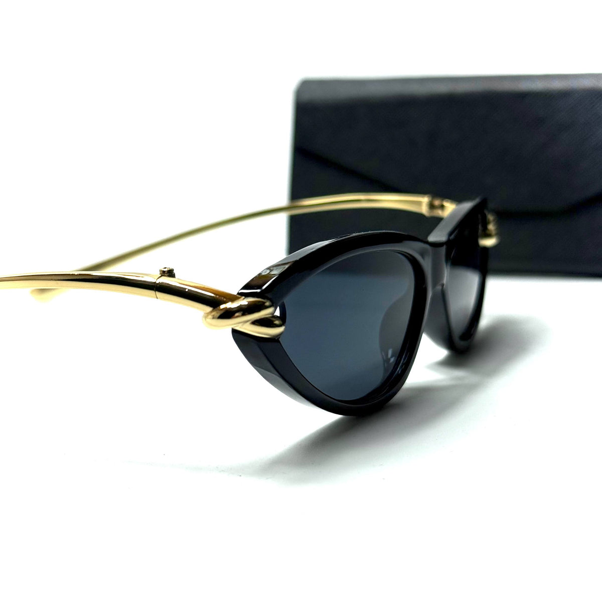 Cartier CT6389 Tiger Cat Eye women's sunglasses Lebanon - Black acetate frame, Dark Grey lenses - ChronoVault - view 2