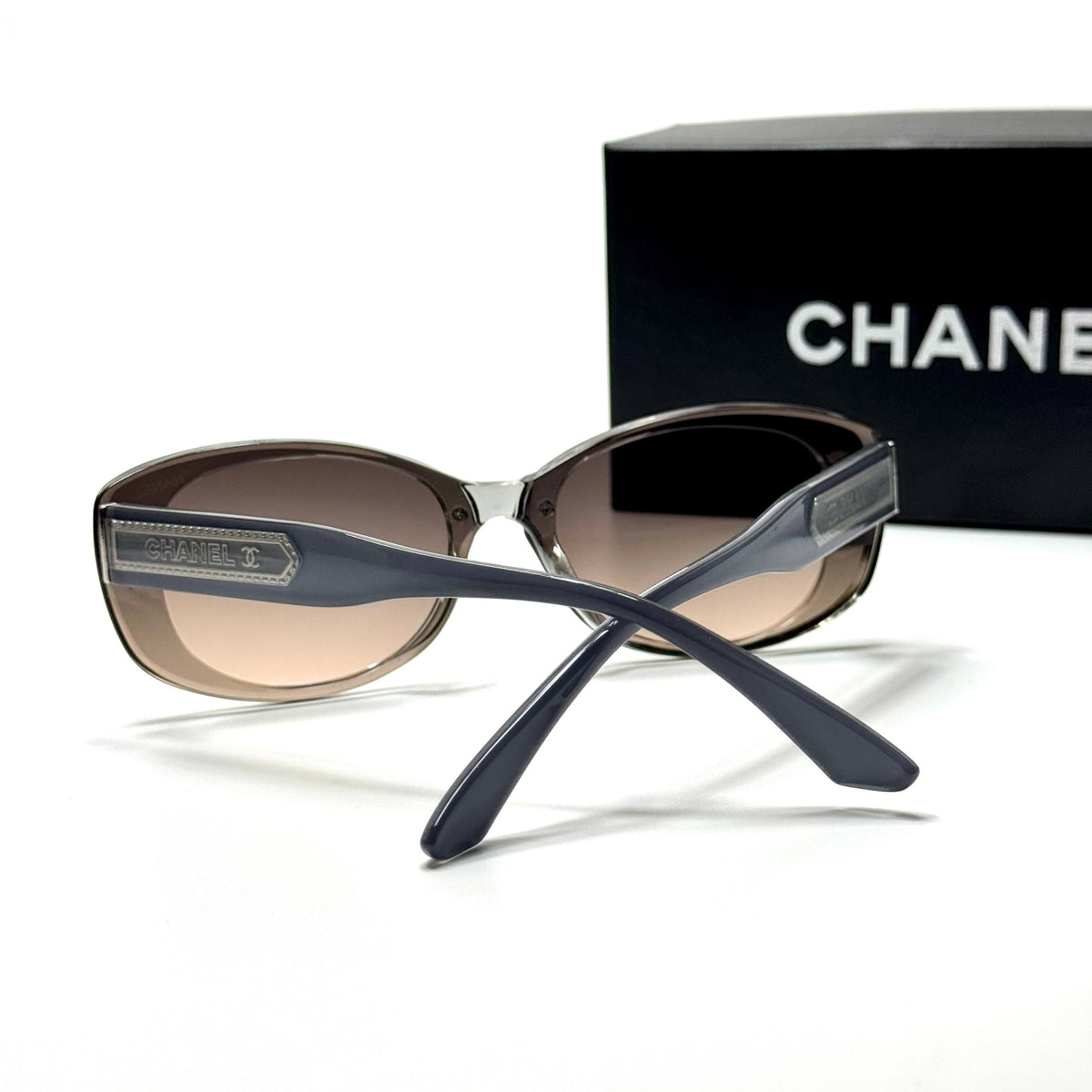 Chanel CH5487 Brown Gradient women's sunglasses Lebanon - transparent brown with wide signature temples frame, brown gradient lenses - ChronoVault - view 4