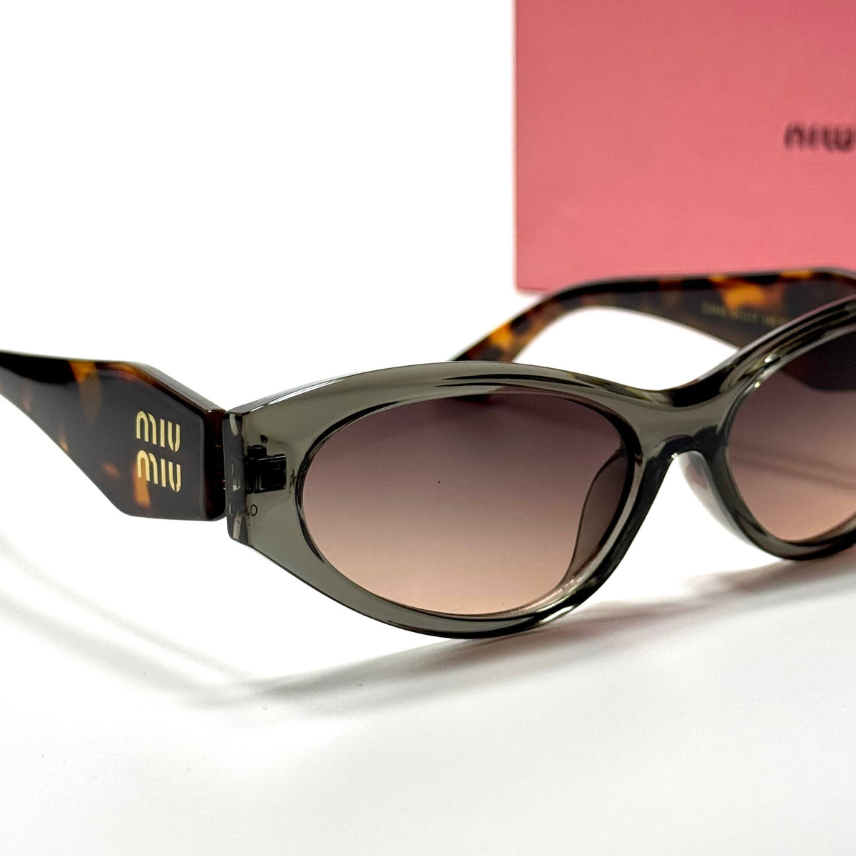 Miu Miu Eye-Cat SMU09Z Tortoise Brown Gradient women's sunglasses Lebanon - dark tortoise with gold miu miu temple detailing frame, brown gradient lenses - ChronoVault - view 2