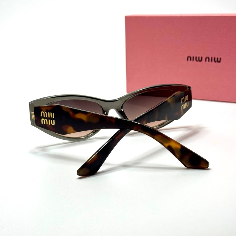 Miu Miu Eye-Cat SMU09Z Tortoise Brown Gradient women's sunglasses Lebanon - dark tortoise with gold miu miu temple detailing frame, brown gradient lenses - ChronoVault - view 4