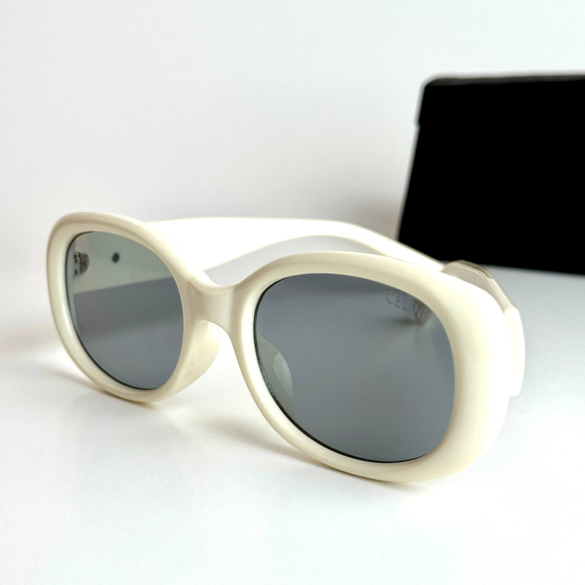 Celine Oval CL40267U White Sunglasses Front View Lebanon - ChronoVault - view 5