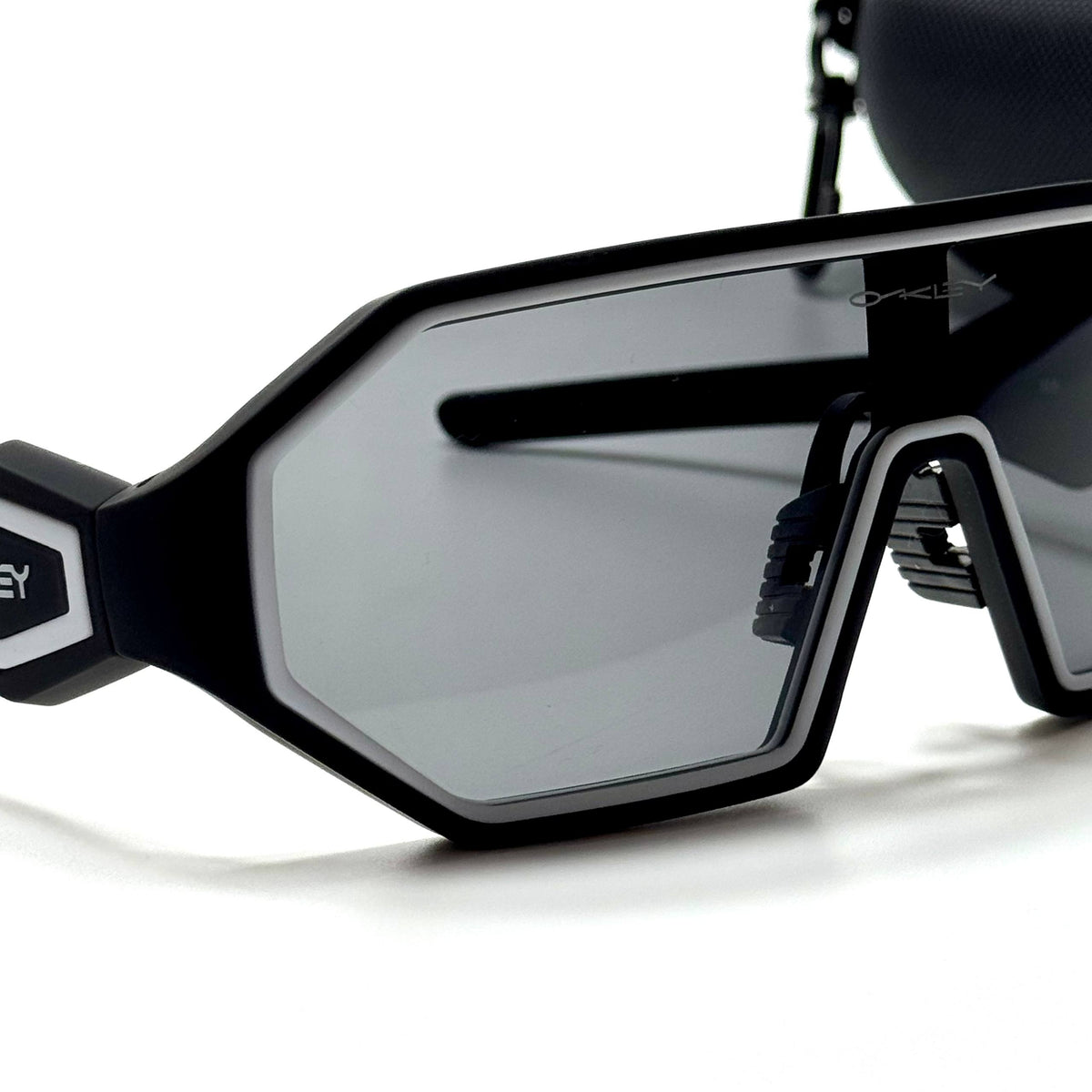 Oakley Shield Sutro OO9406 Black white unisex sunglasses Lebanon - ChronoVault