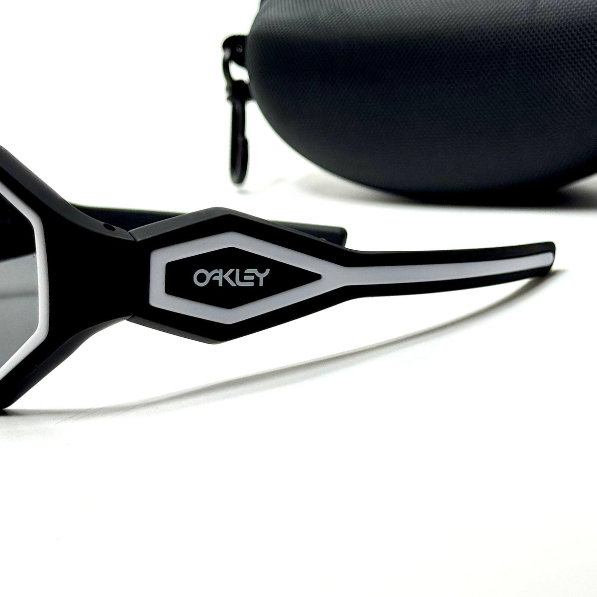 Oakley Shield Sutro OO9406 Black white unisex sunglasses Lebanon - ChronoVault