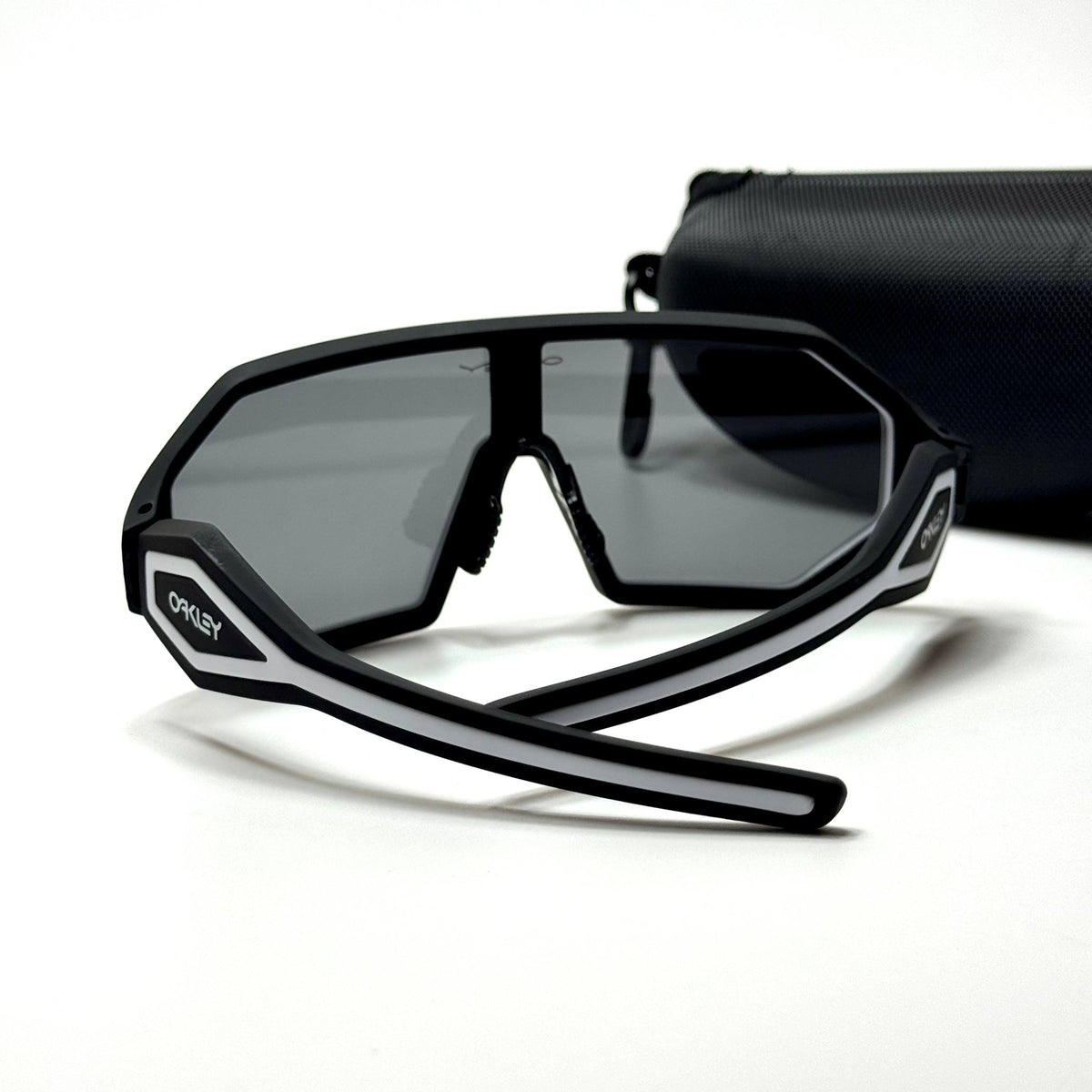 Oakley Shield Sutro OO9406 Black white unisex sunglasses Lebanon - ChronoVault