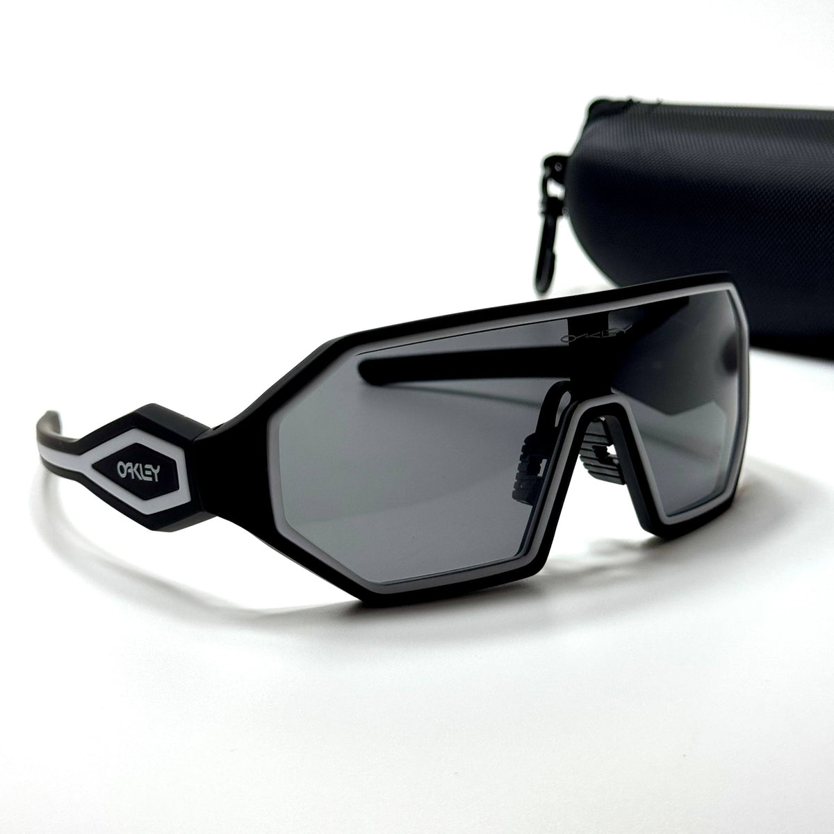 Oakley Shield Sutro OO9406 Black white unisex sunglasses Lebanon - ChronoVault