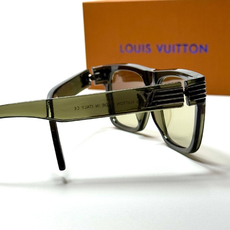 Louis Vuitton LV2457 unisex sunglasses Lebanon - Translucent Olive Green frame, Light Green Tint lenses - ChronoVault - view 3