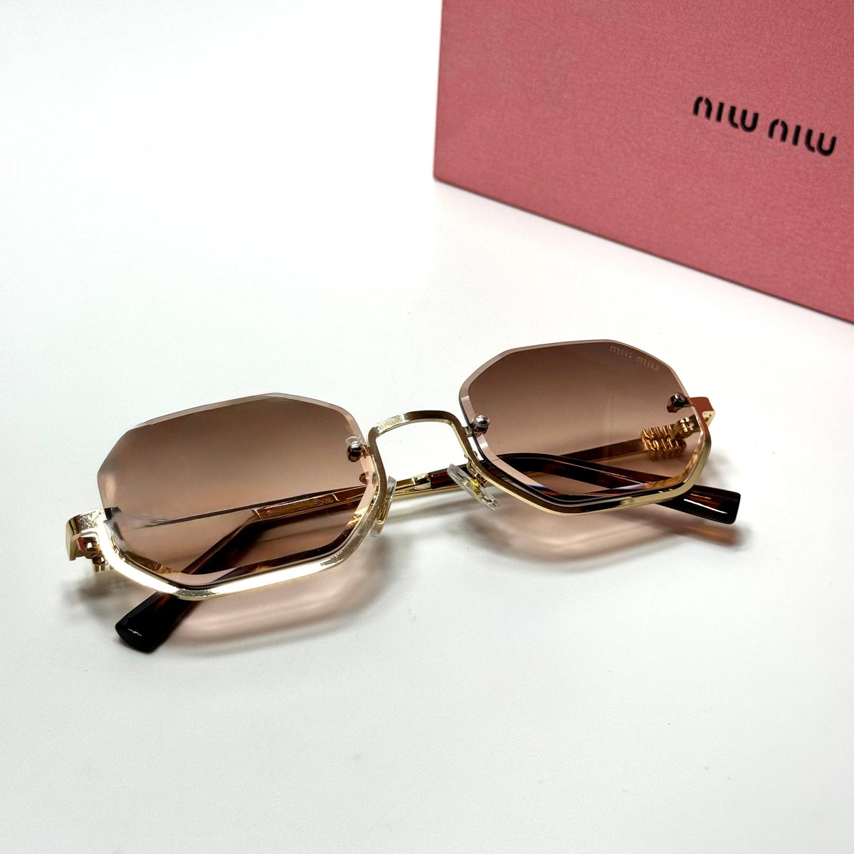 Miu Miu Geometric SMU52W Gold Pink Gradient women's sunglasses Lebanon - ChronoVault - view 3