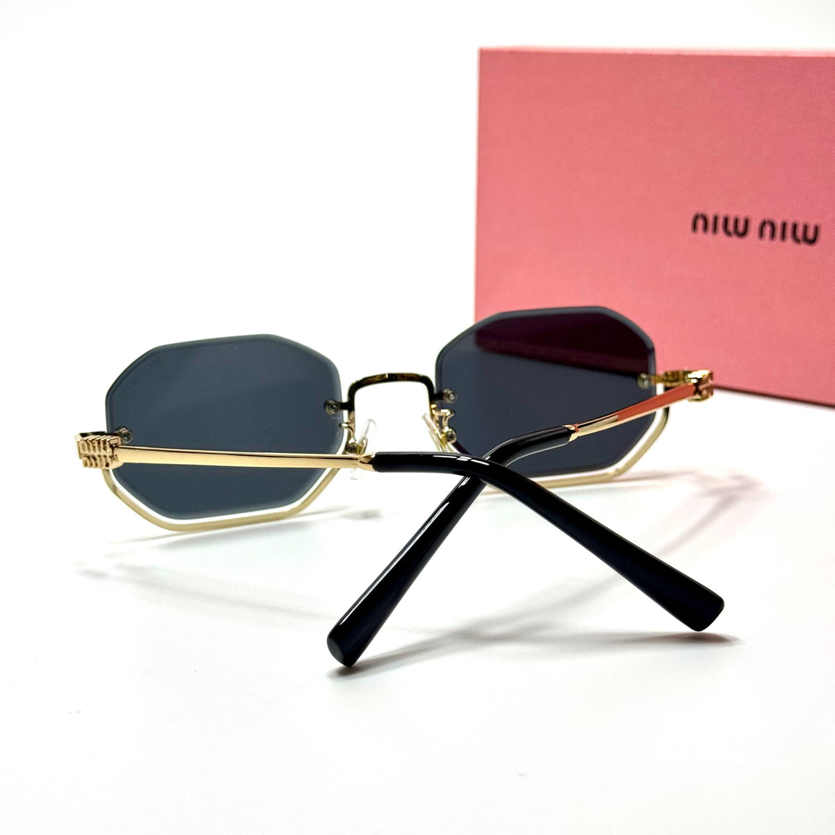 Miu Miu Geometric SMU56Z women's sunglasses Lebanon - Gold frame, Black lenses - ChronoVault - view 3