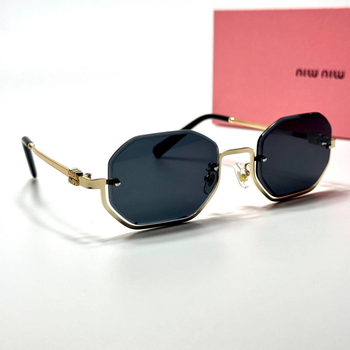Miu Miu Geometric SMU56Z women's sunglasses Lebanon - Gold frame, Black lenses - ChronoVault - view 5
