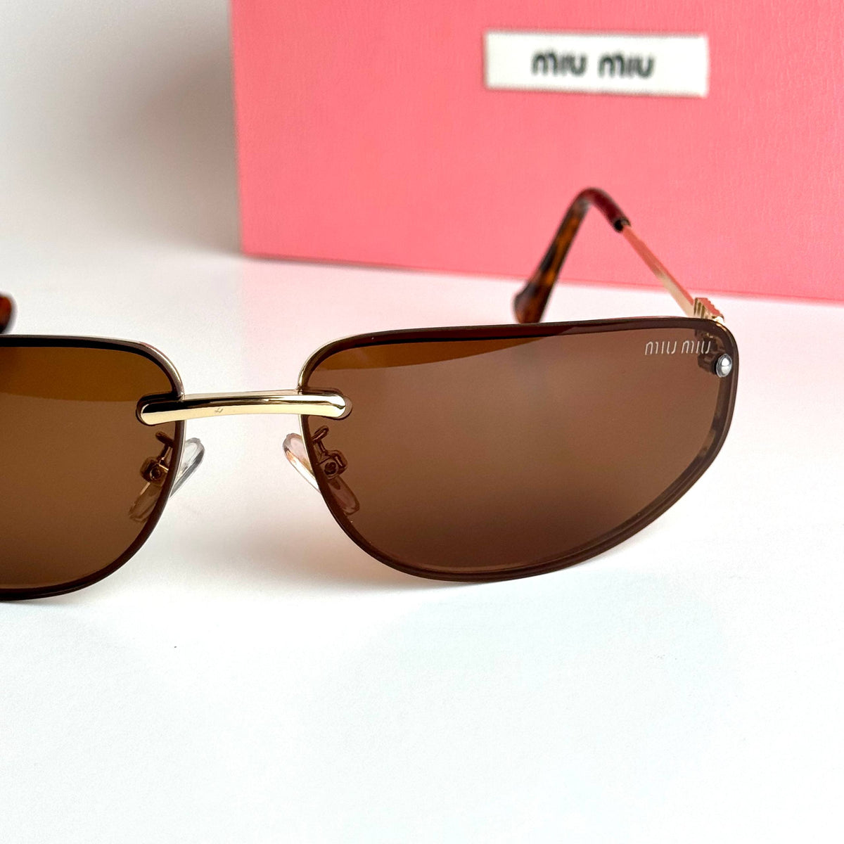 Miu Miu SMU73Z women's sunglasses Lebanon - Gold frame, Brown lenses - ChronoVault - view 2