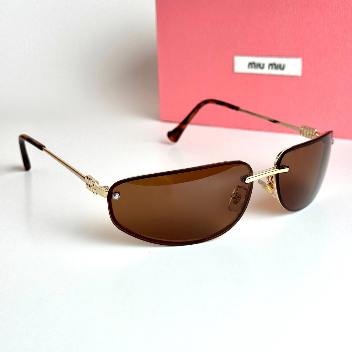 Miu Miu SMU73Z women's sunglasses Lebanon - Gold frame, Brown lenses - ChronoVault - view 3