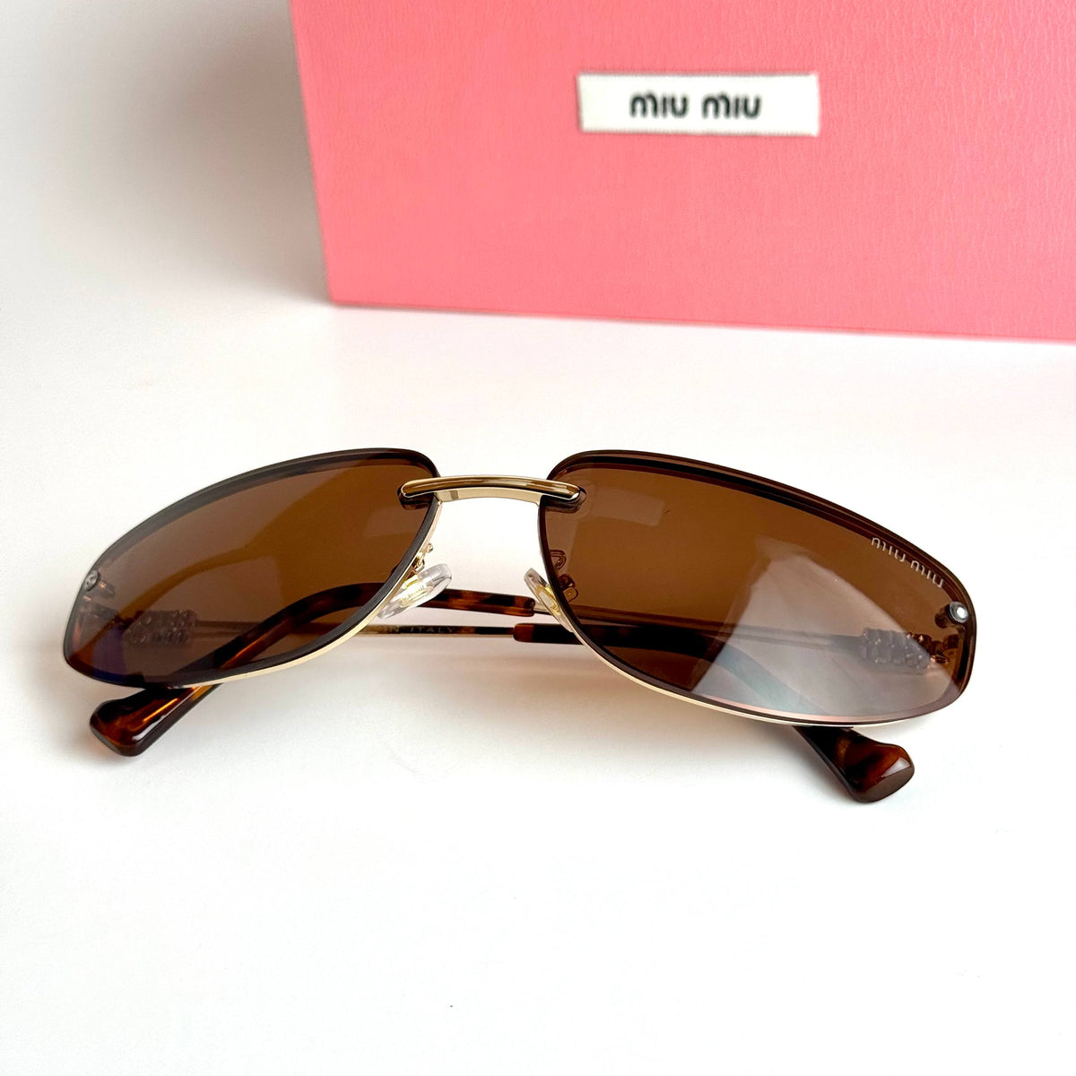 Miu Miu SMU73Z women's sunglasses Lebanon - Gold frame, Brown lenses - ChronoVault - view 4