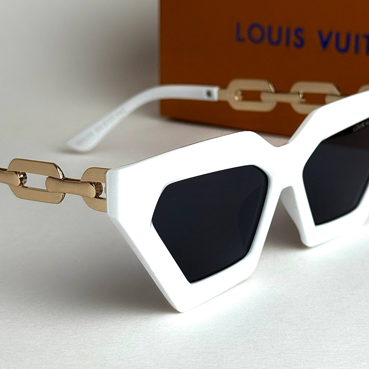 LV Chain Link White Gold Black women's sunglasses Lebanon - ChronoVault